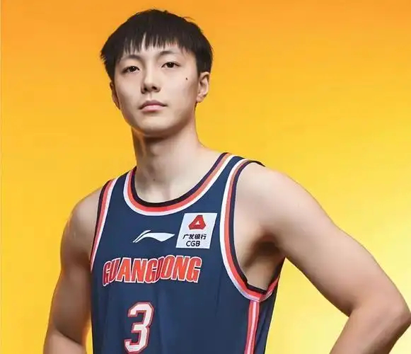 低迷,胡明轩被交易?曝广东探讨窗口期交易,谁注意朱芳雨表态|广东男篮|徐杰|篮板|广东宏远|伤病_新浪体育_新浪新闻